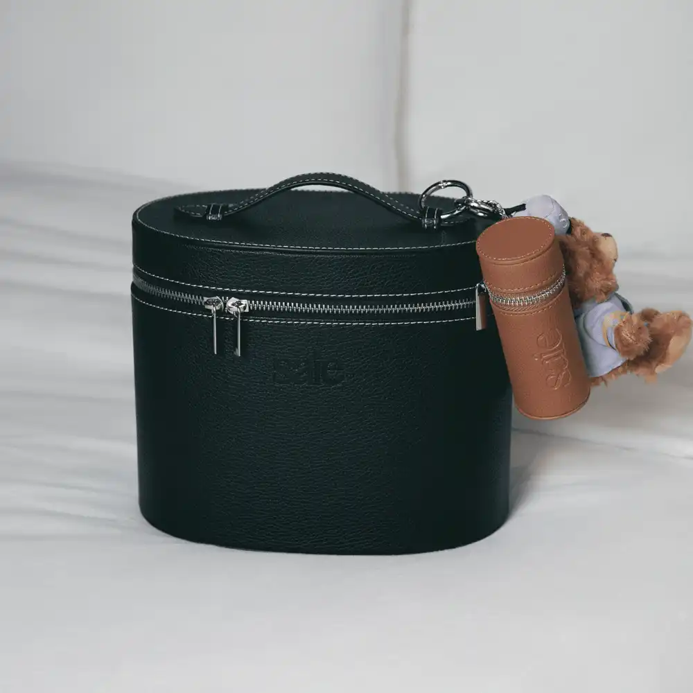 Alternative view of The Large Vanity Case